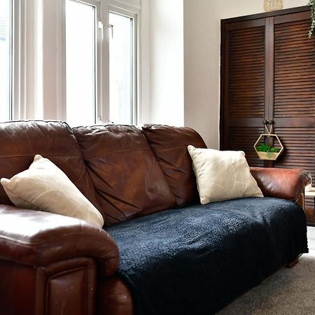 Spacious 2 Bedroom Apartment In The Heart Mumbles Экстерьер фото