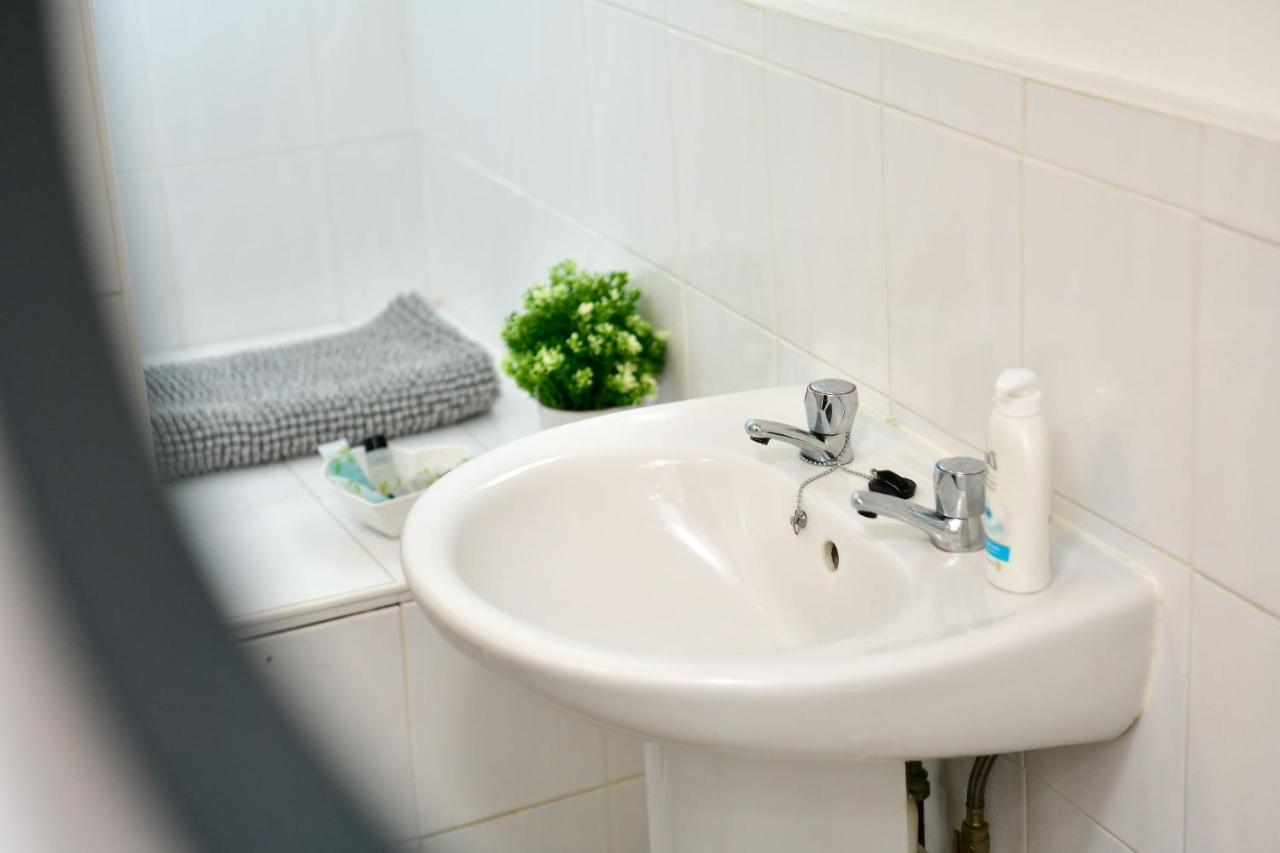 Spacious 2 Bedroom Apartment In The Heart Mumbles Экстерьер фото