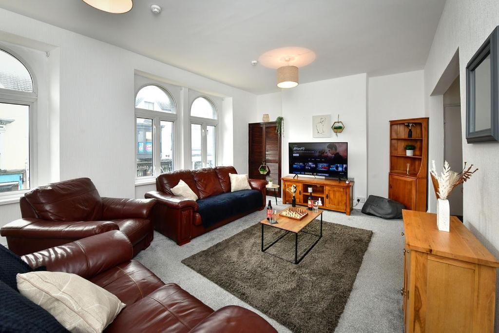 Spacious 2 Bedroom Apartment In The Heart Mumbles Экстерьер фото