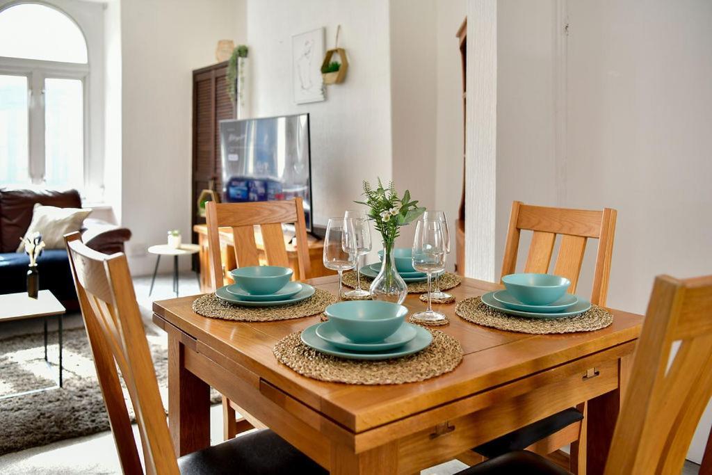 Spacious 2 Bedroom Apartment In The Heart Mumbles Экстерьер фото