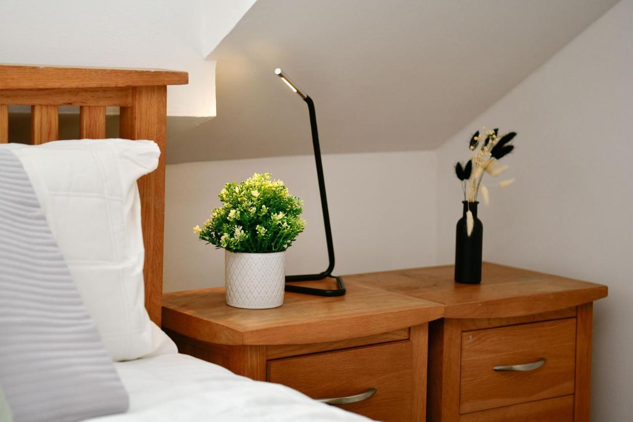 Spacious 2 Bedroom Apartment In The Heart Mumbles Экстерьер фото