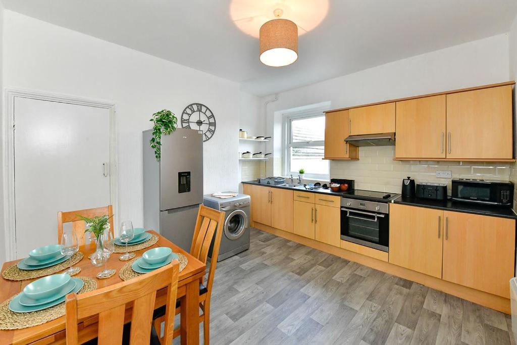 Spacious 2 Bedroom Apartment In The Heart Mumbles Экстерьер фото