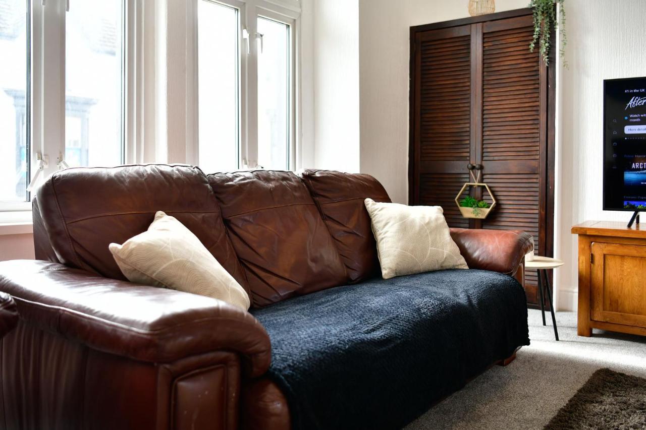 Spacious 2 Bedroom Apartment In The Heart Mumbles Экстерьер фото