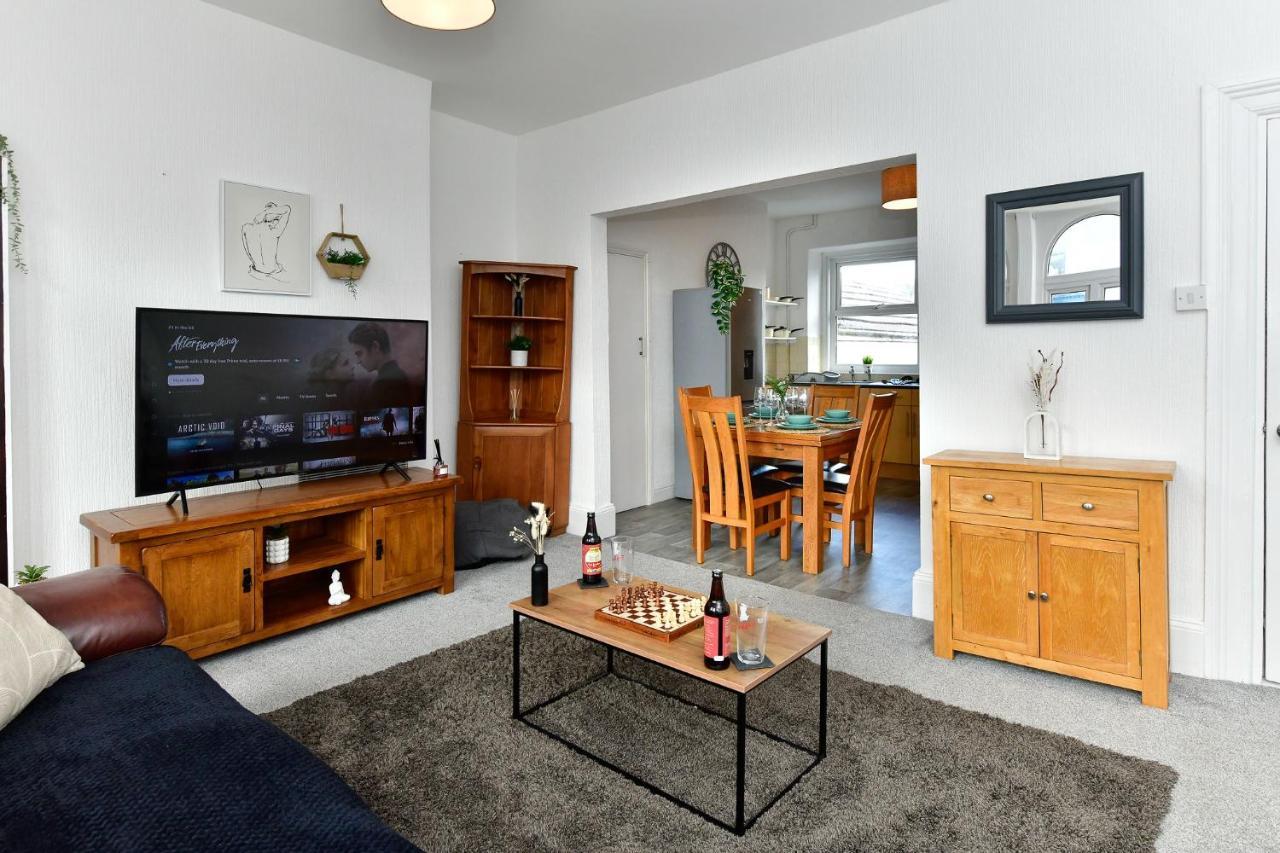 Spacious 2 Bedroom Apartment In The Heart Mumbles Экстерьер фото